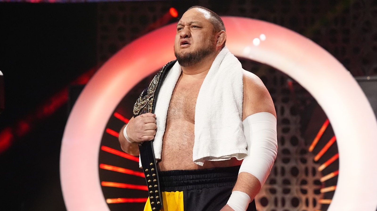 Samoa Joe se defiende contra Wardlow y Kazuchika Okada en acción