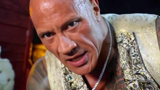 The Rock derriba a Cody Rhodes en una paliza empapada de lluvia y sangre en WWE Raw