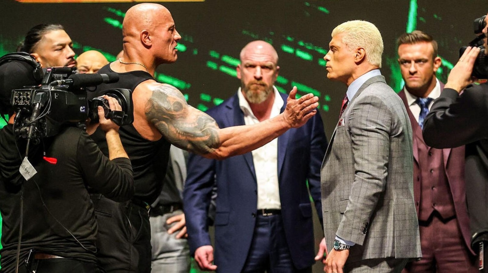 The Rock reconoce a Roman Reigns y presenta el desafío de WrestleMania en WWE SmackDown