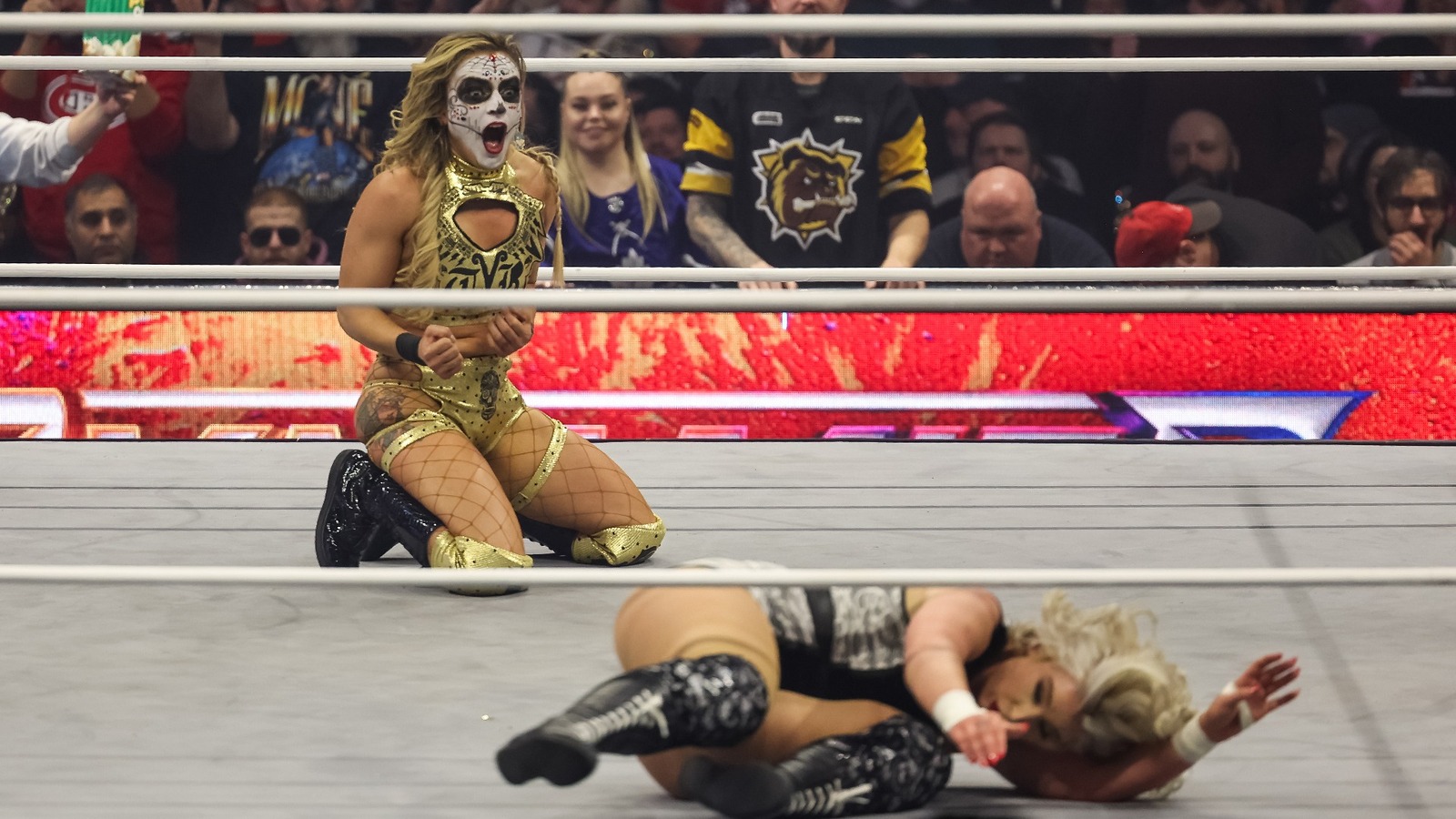 Tommy Dreamer reacciona cuando Thunder Rosa fija a Toni Storm en AEW Dynamite