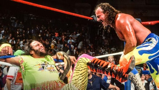 El miembro del Salón de la Fama de la WWE, Jake Roberts, recuerda cómo su serpiente mordió al hombre macho Randy Savage
