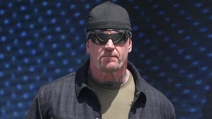 El miembro del Salón de la Fama de la WWE, The Undertaker, lo renuncia por dos estrellas de la división femenina
