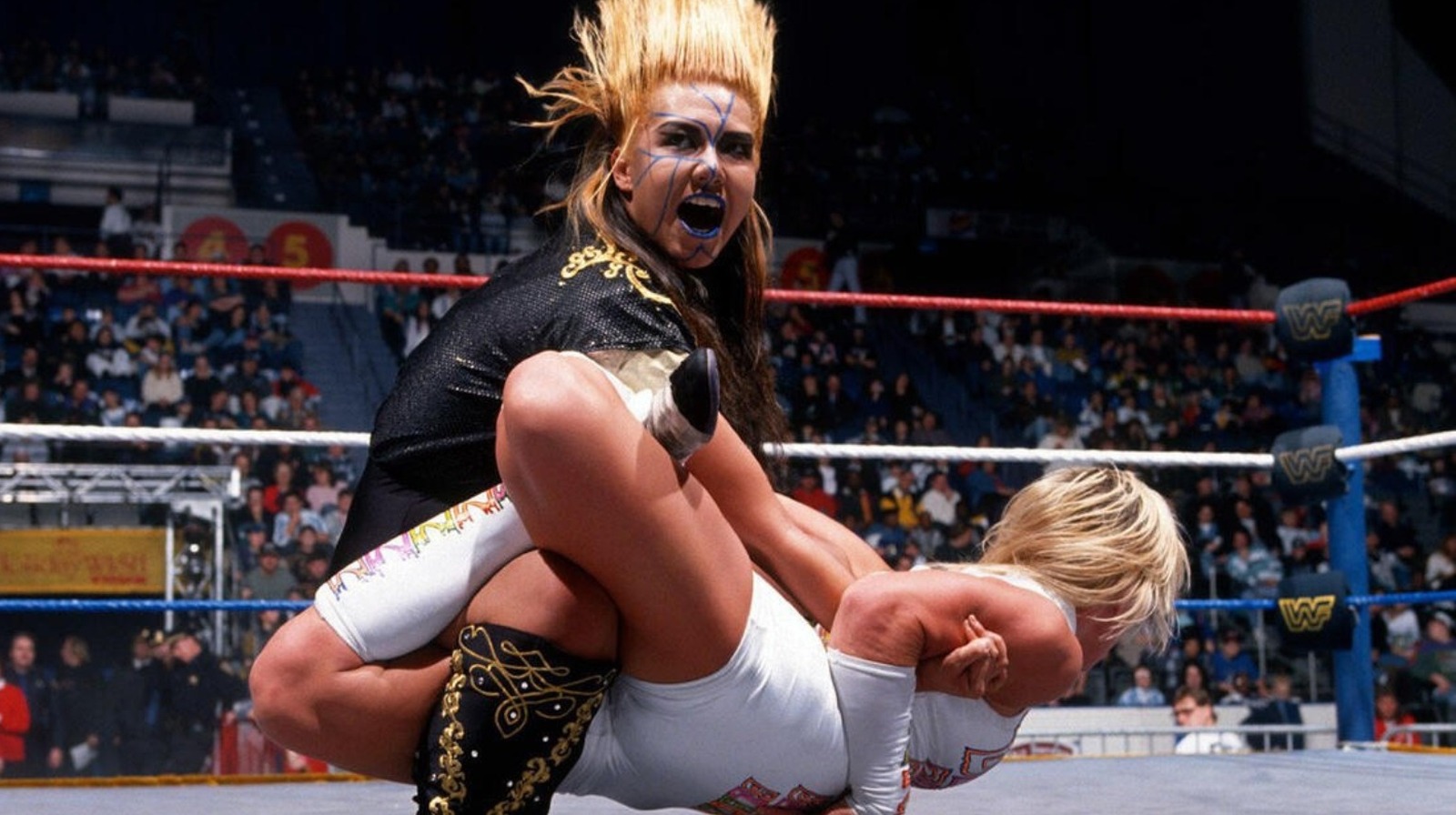 Bull Nakano agradece a Madusa y al Universo WWE en un emotivo discurso de incorporación al Salón de la Fama