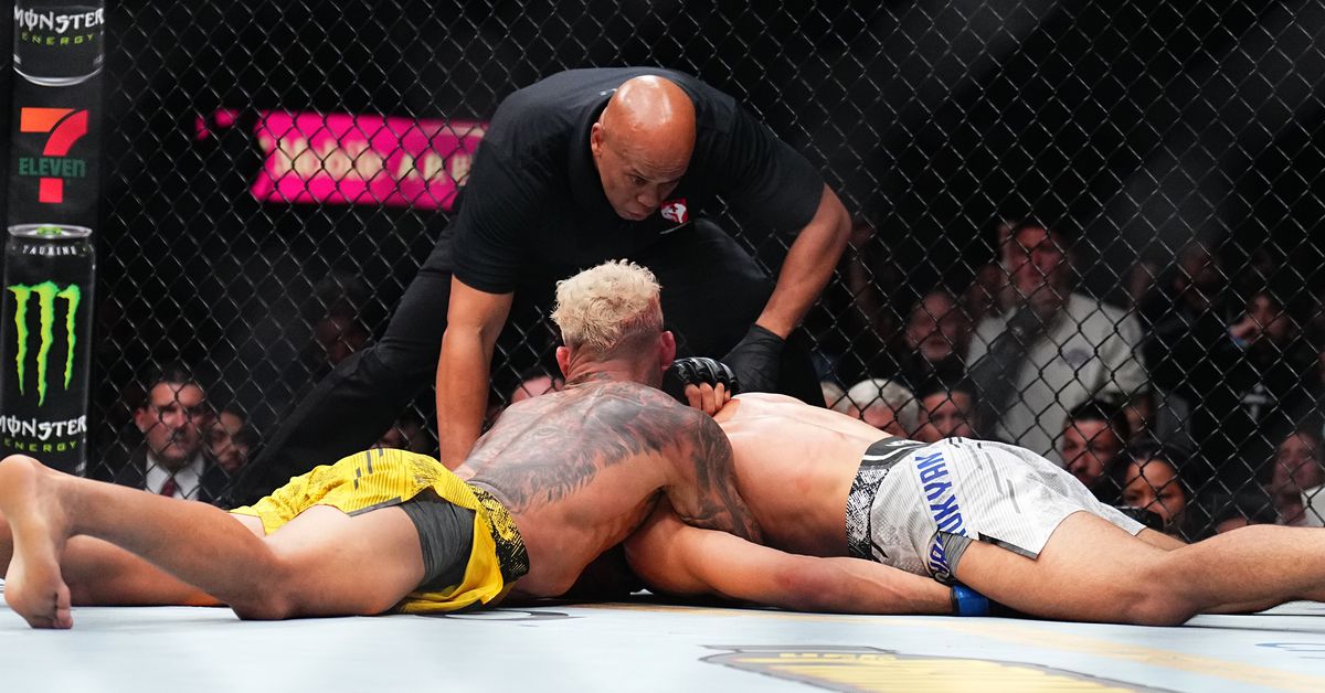 Charles Oliveira pensó que Arman Tsarukyan salió en el intento de estrangulamiento de D'Arce en UFC 300