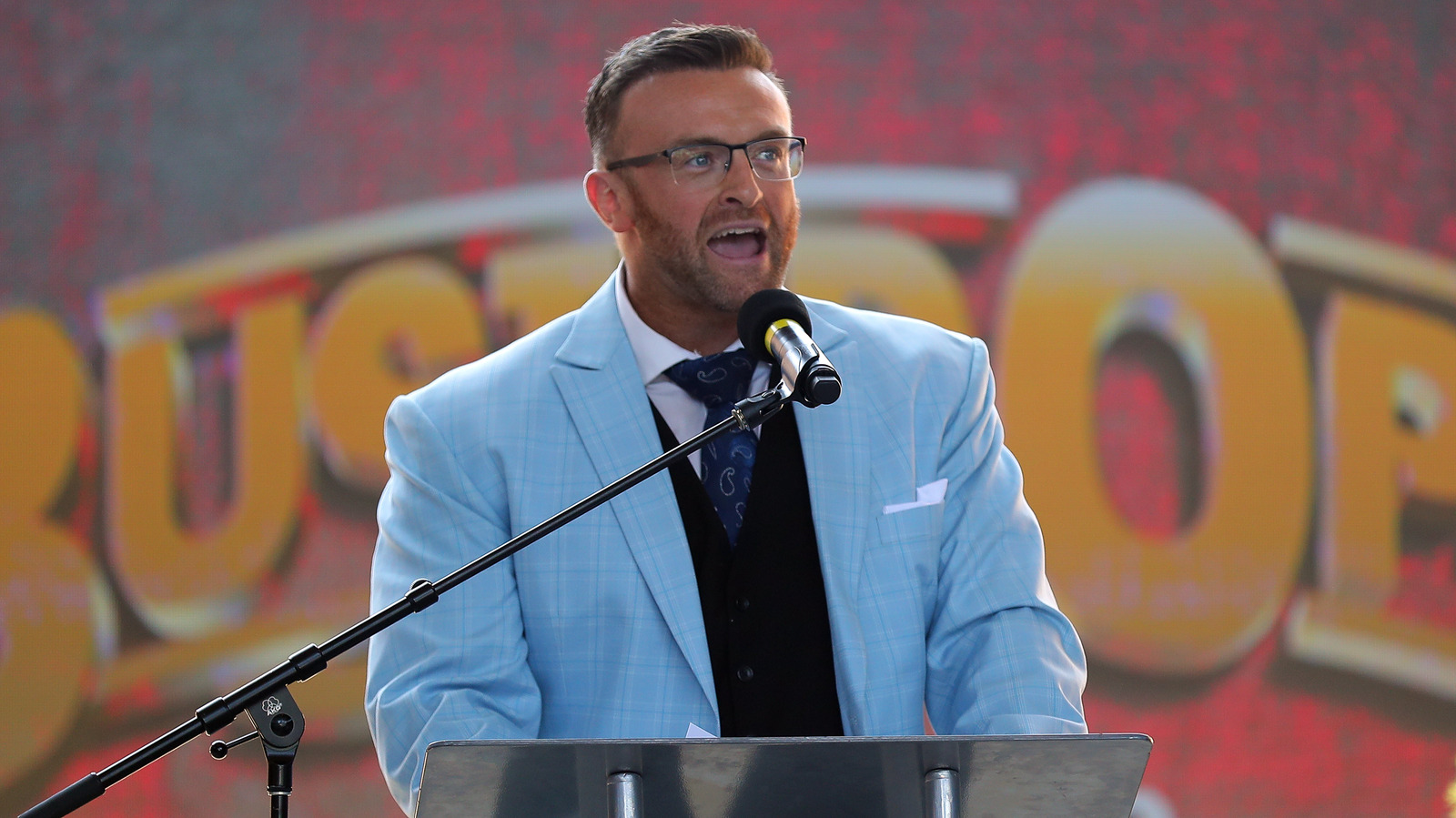 El gerente general de WWE SmackDown, Nick Aldis, habla sobre la lesión en el bíceps por un 'accidente extraño'