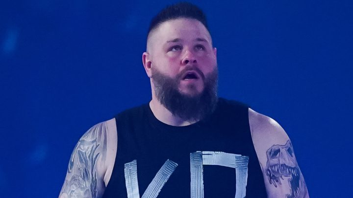 Kevin Owens de la WWE visita el zoológico de Pittsburgh, alimenta a los animales y asa a sus compañeros estrellas