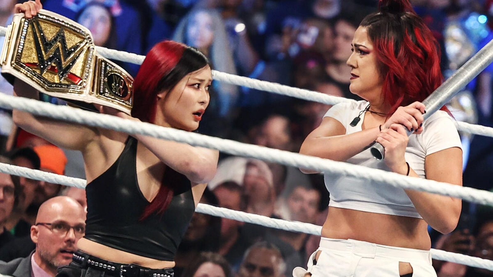 La campeona de la WWE Bayley rompe el cartel de IYO SKY de un fan en un espectáculo en casa
