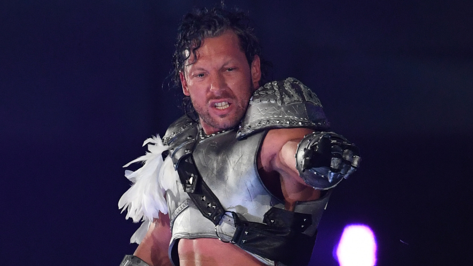 La estrella de AEW Kenny Omega recuerda la vez que tuvo un mal funcionamiento de vestuario en el ring