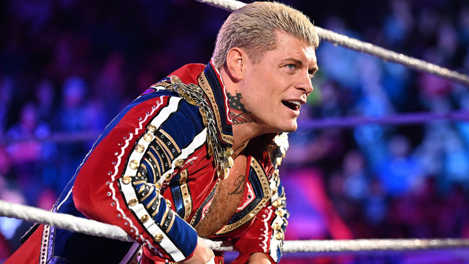 La estrella de la WWE Cody Rhodes dice que su autobús de gira se incendió