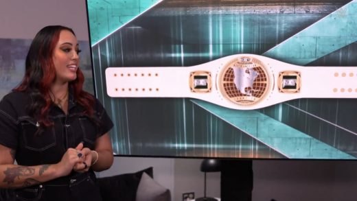 La gerente general de WWE NXT, Ava Raine, presenta el campeonato norteamericano femenino de NXT