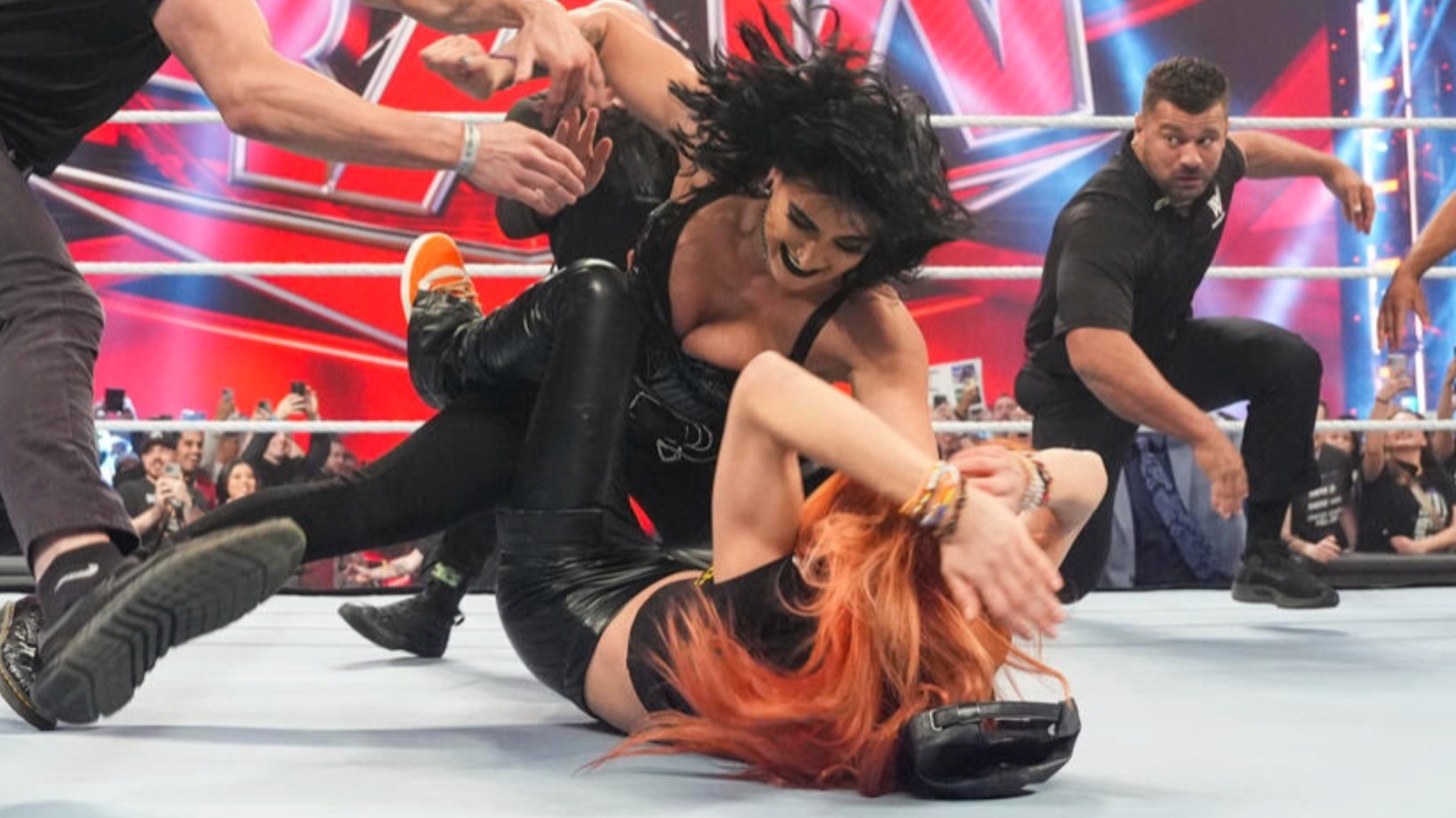 Rhea Ripley de la WWE responde a los comentarios de Becky Lynch sobre publicar su culo en línea