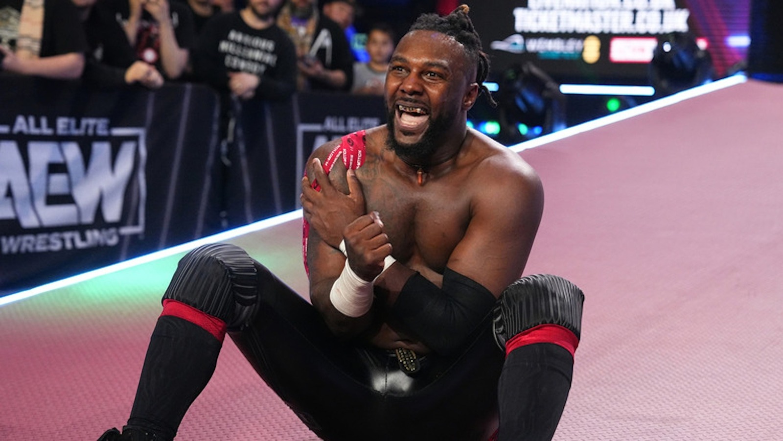 Swerve Strickland firma contrato con AEW Dynasty con su propia sangre después de la paliza a Samoa Joe