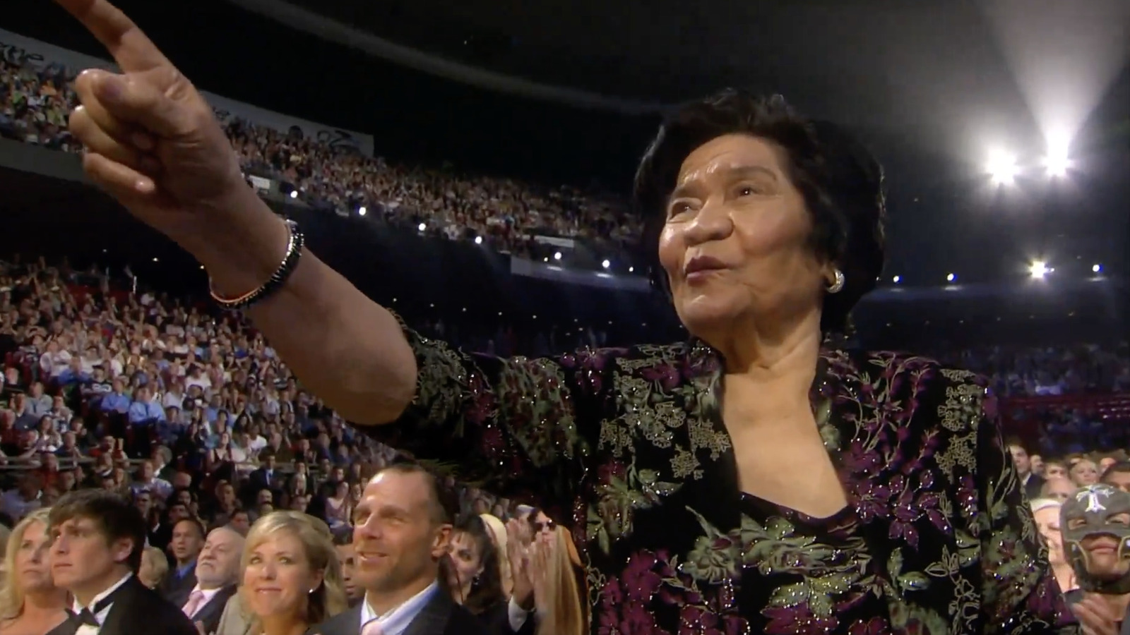 The Rock critica a Cody Rhodes mientras incorpora a Lia Maivia al Salón de la Fama de la WWE