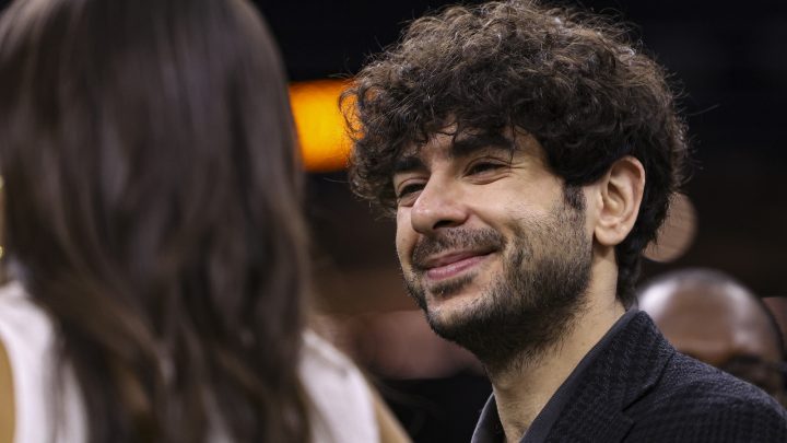 Tony Khan de AEW dona un collarín a organizaciones benéficas después de que Rich Eisen de la NFL lo incitara