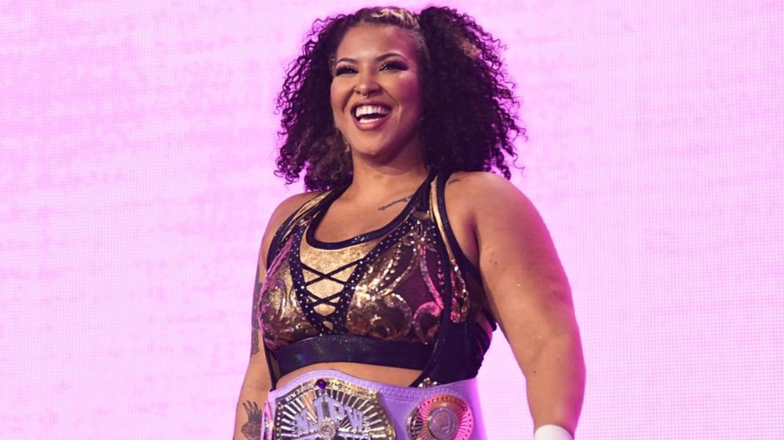 Willow Nightingale sopesa las rivalidades convergentes de AEW con Julia Hart y Mercedes Mone