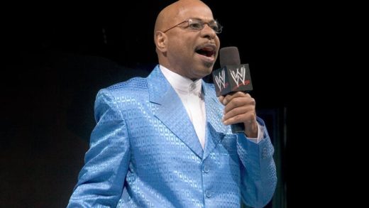 El miembro del Salón de la Fama de la WWE, Teddy Long, habla sobre la génesis de su eslogan y baile característico