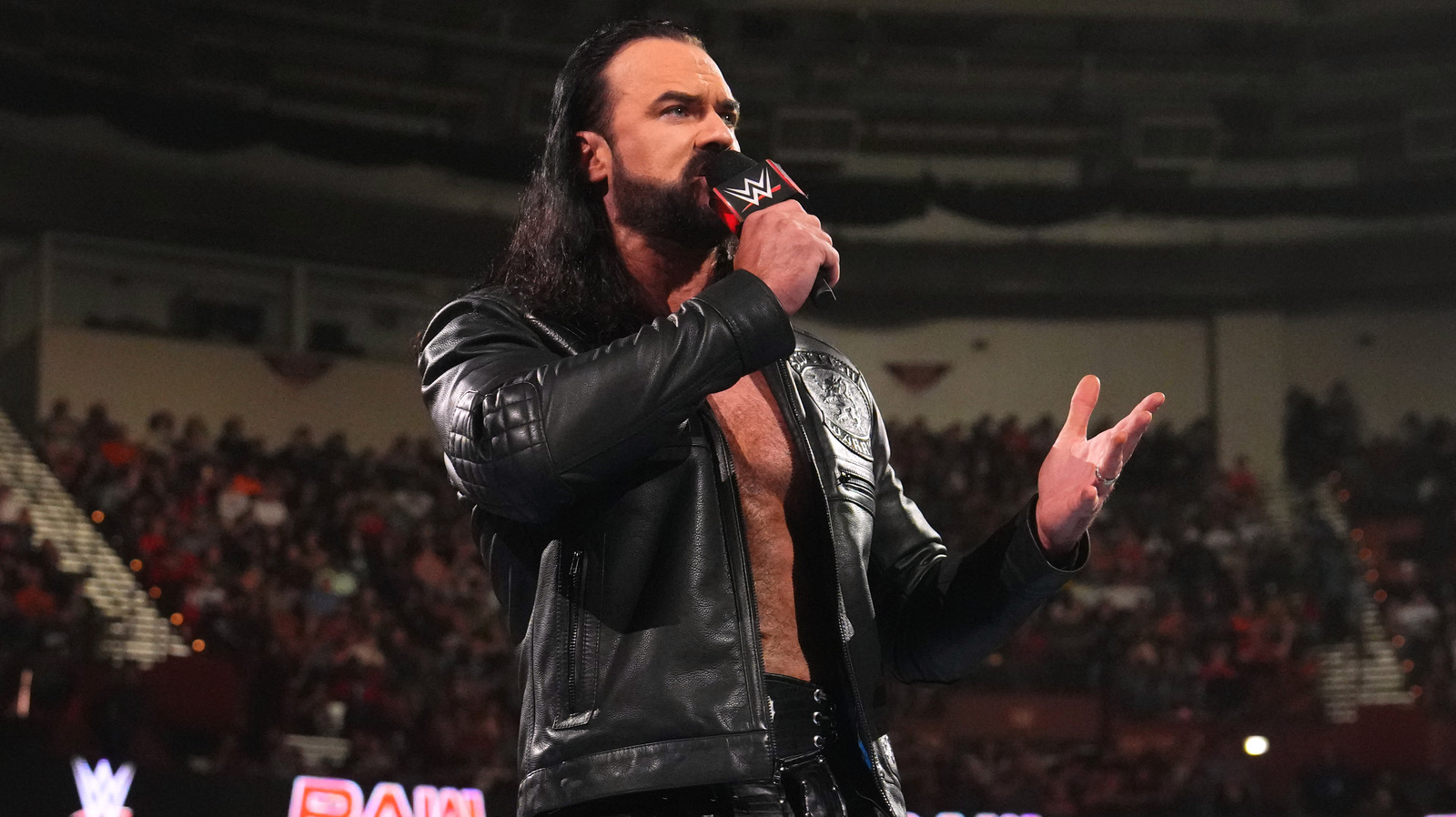 Drew McIntyre de WWE compara descaradamente a Tama Tonga de The Bloodline con el monstruo de la película de los 80