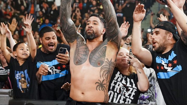 Jey Uso lanza un hashtag épico en respuesta a las 'luciérnagas' en su entrada a WWE Raw
