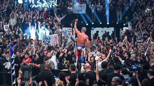 Kevin Sullivan se dirige a la multitud de reacción de la WWE en Lyon, Francia