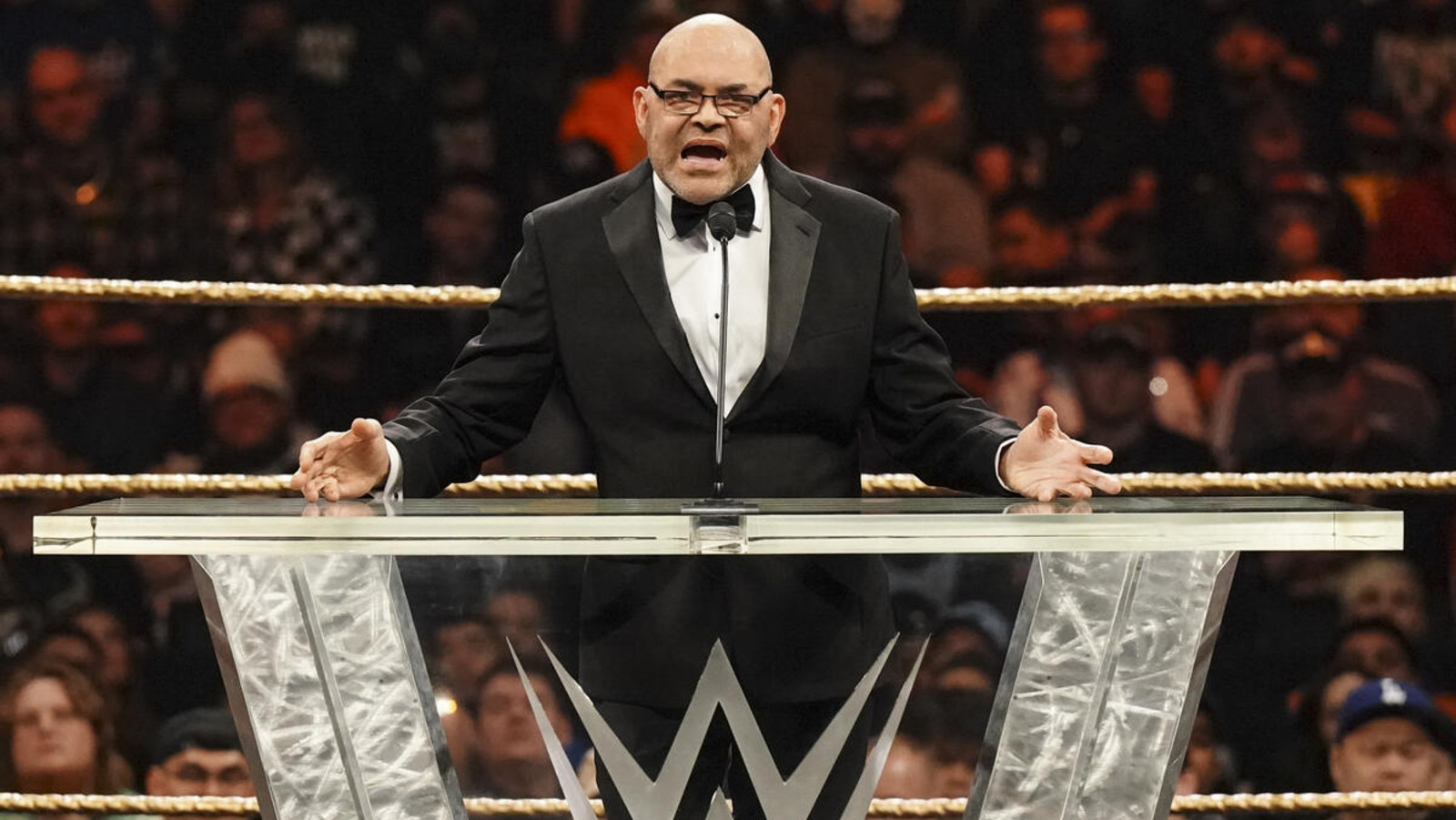 Konnan pregunta cómo se contrata a esta estrella de la WWE