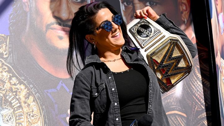 La campeona femenina de la WWE, Bayley, muestra sus habilidades de malabarismo y cornhole