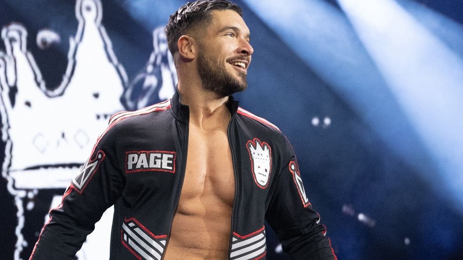 La ex estrella de AEW, Ethan Page, corta una promoción irónica para celebrar su propia popularidad