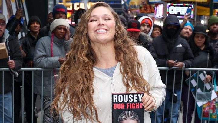 La ex estrella de WWE y UFC Ronda Rousey escribirá una adaptación de sus propias memorias para Netflix