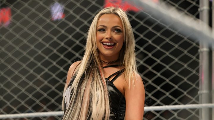 Liv Morgan besa a Dominik Mysterio en WWE Raw, Dom responde