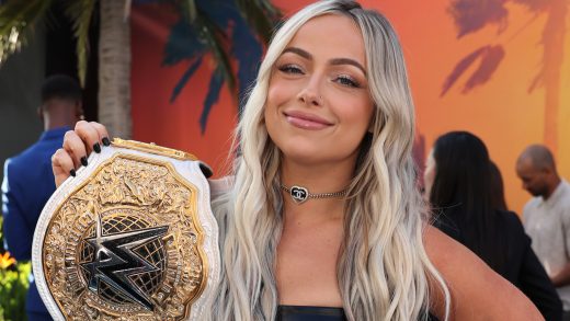 Liv Morgan muestra el Campeonato Mundial Femenil de la WWE en el estreno de Bad Boys