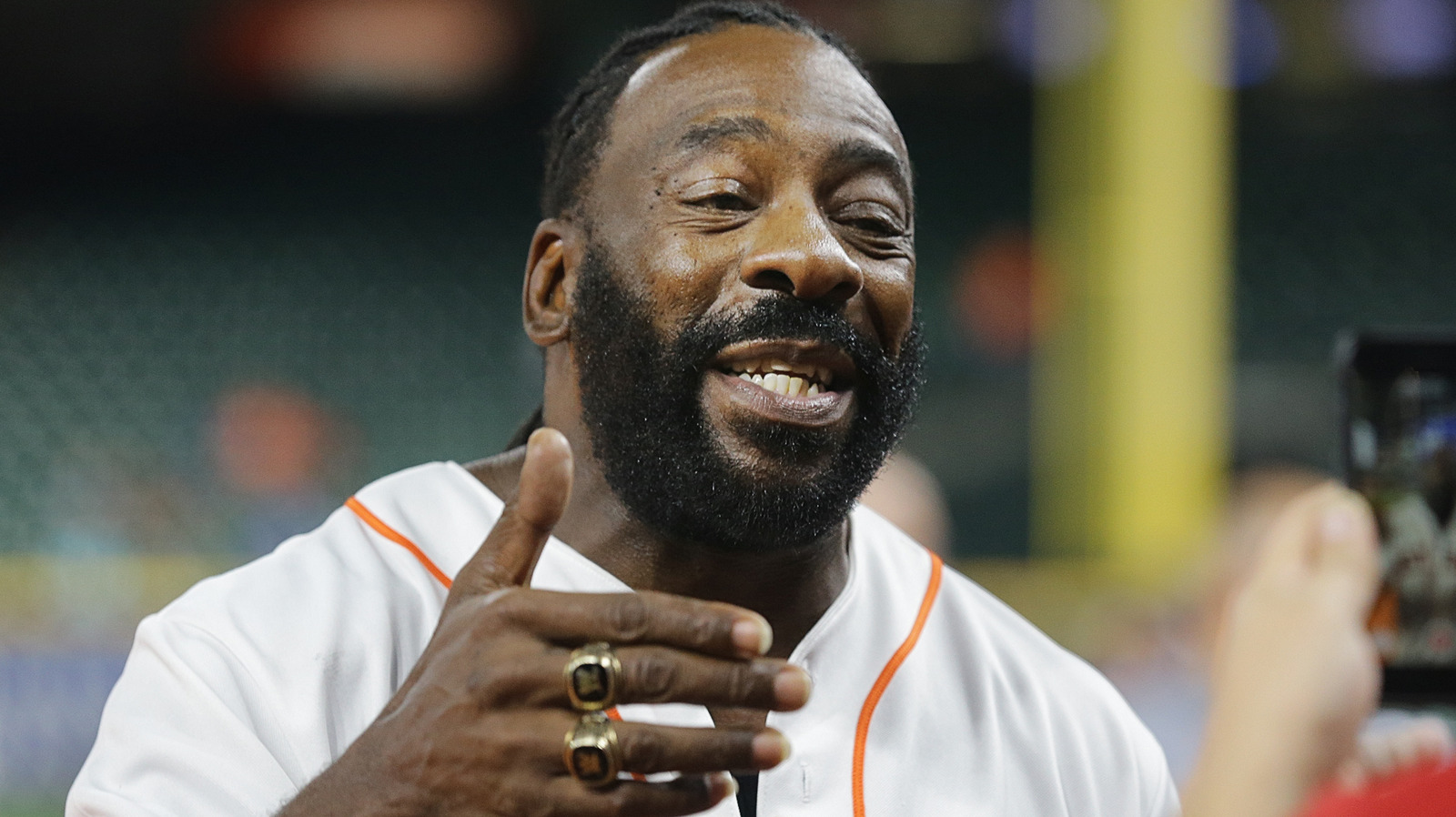 El miembro del Salón de la Fama de la WWE, Booker T, nombra el combate de campo de batalla de NXT que más espera