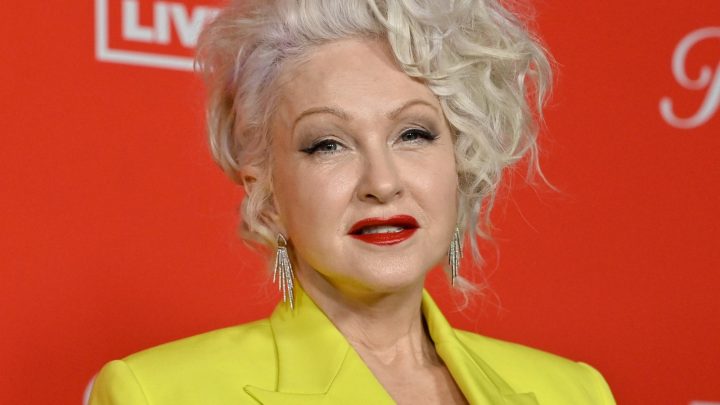 Drew Barrymore y Cyndi Lauper hablan sobre el impulso de los fanáticos para la incorporación al Salón de la Fama de la WWE