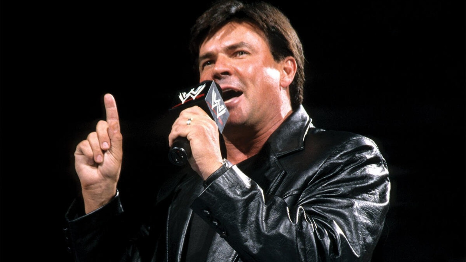 Eric Bischoff llama a este miembro del Salón de la Fama de la WWE un "ser humano miserable"