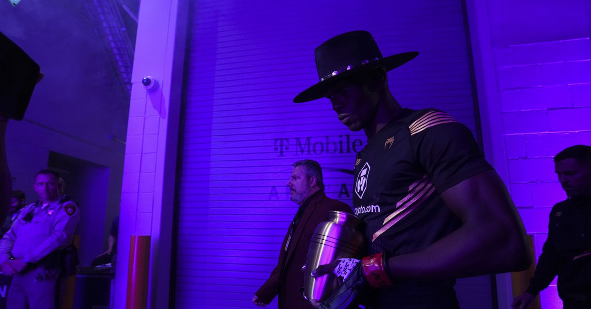 Israel Adesanya se burla del campamento de pelea en marcha para el regreso de UFC: "No necesito más cinturones, voy por cabezas"