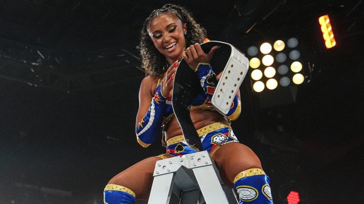 La campeona norteamericana femenina inaugural de WWE NXT, Kelani Jordan, muestra su título