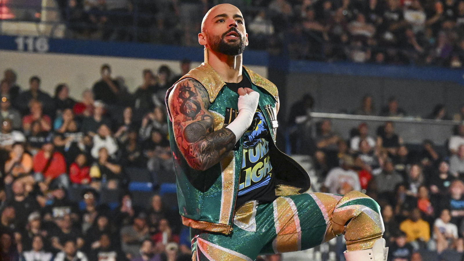 Mark Henry evalúa cómo WWE ha manejado Ricochet