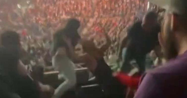 Mire a un fanático de UFC 302 pedir que lo abofeteen y caer por varias filas de asientos en una pelea