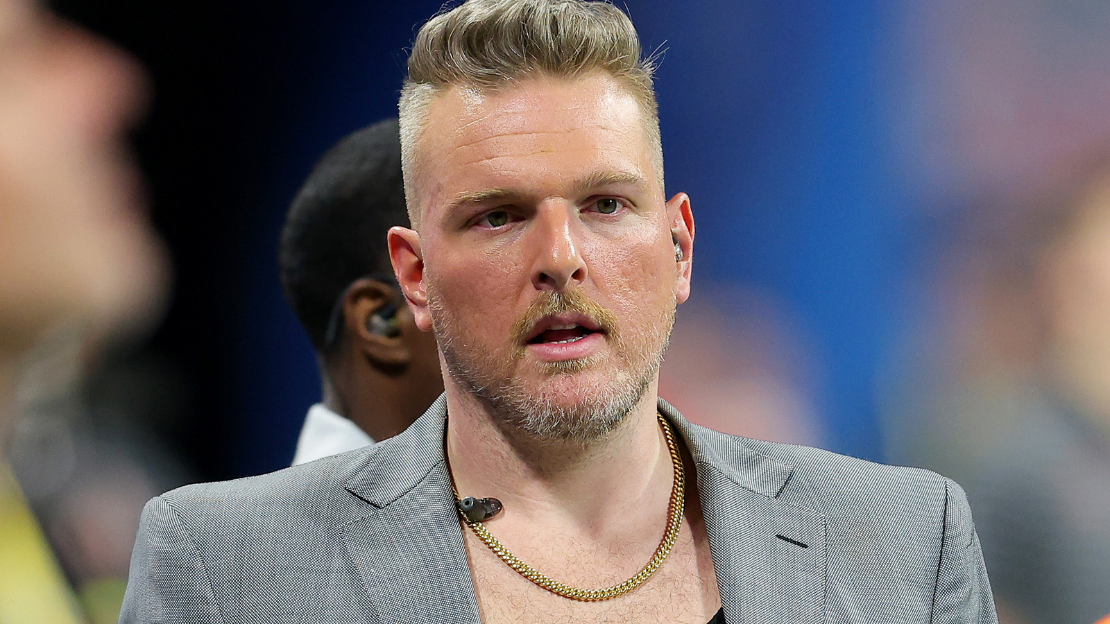 Pat McAfee comparte noticias trágicas con los espectadores y explica la cruda ausencia de la WWE