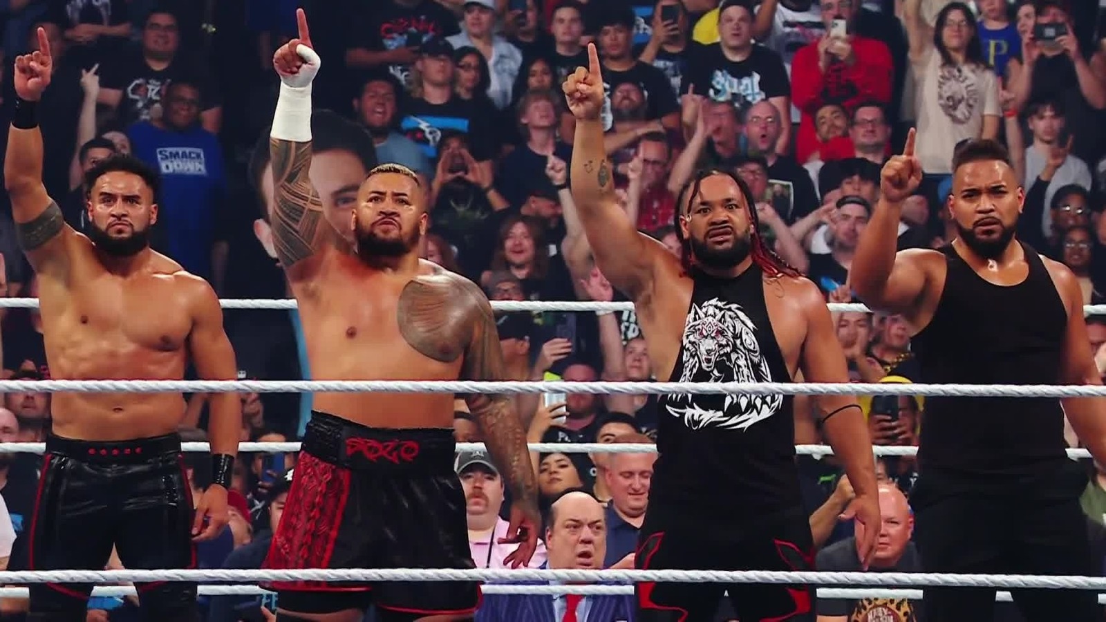 Paul Heyman se niega a reconocer a Solo Sikoa y pasa por la mesa de anuncios en WWE SmackDown