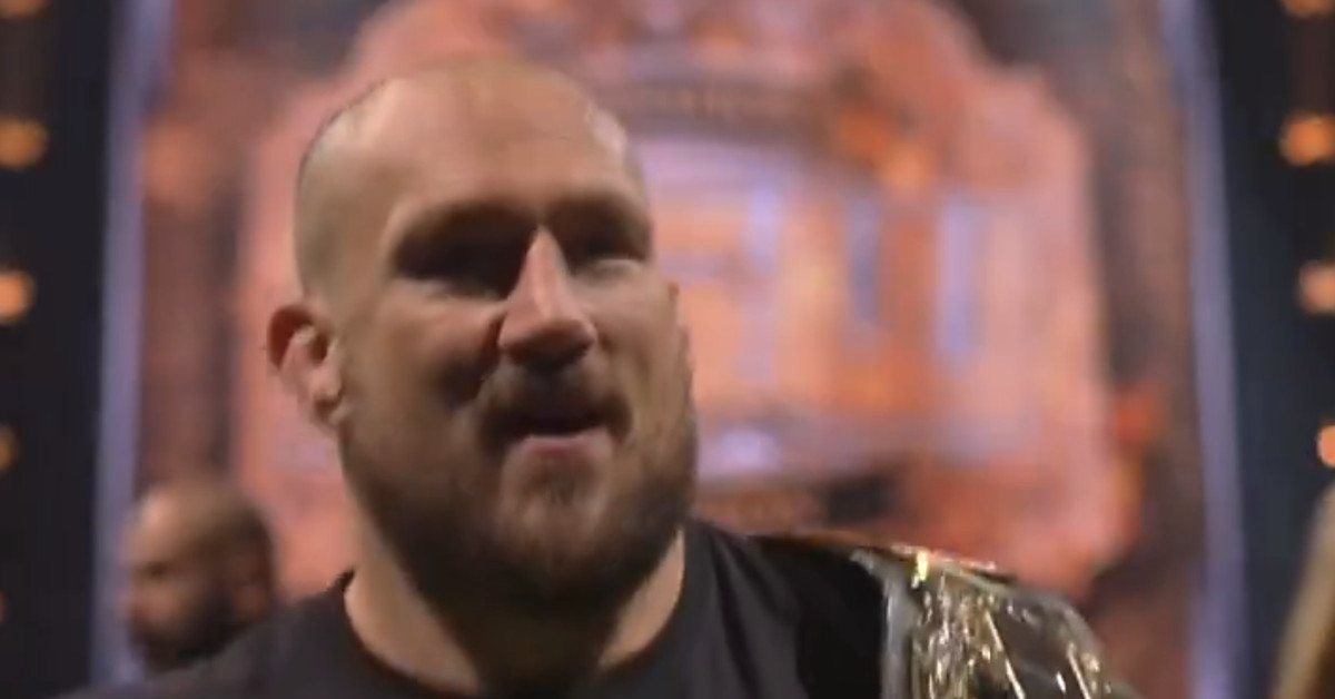 Phil De Fries domina al veterano de UFC Augusto Sakai para retener el título de peso pesado en KSW 95