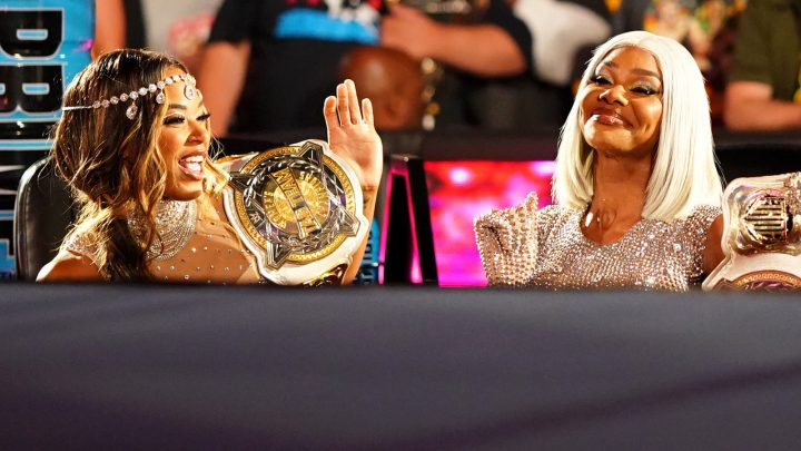 Tenso enfrentamiento entre bastidores entre campeonas y retadoras femeninas en WWE Raw