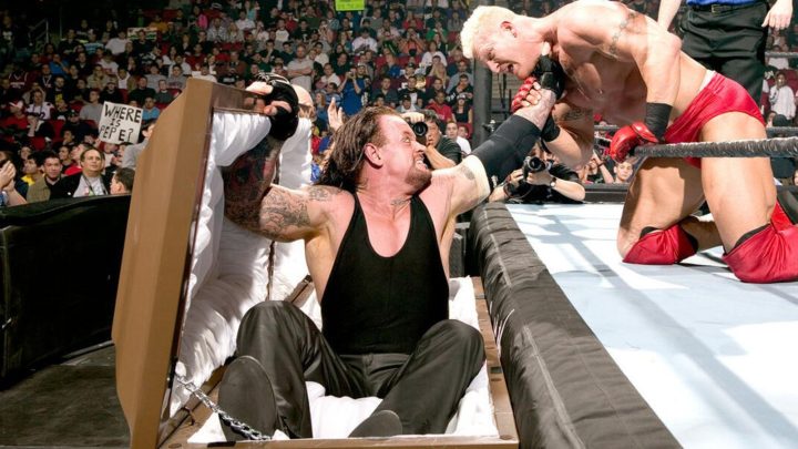 The Undertaker mira sus mejores luchas de ataúd en la WWE