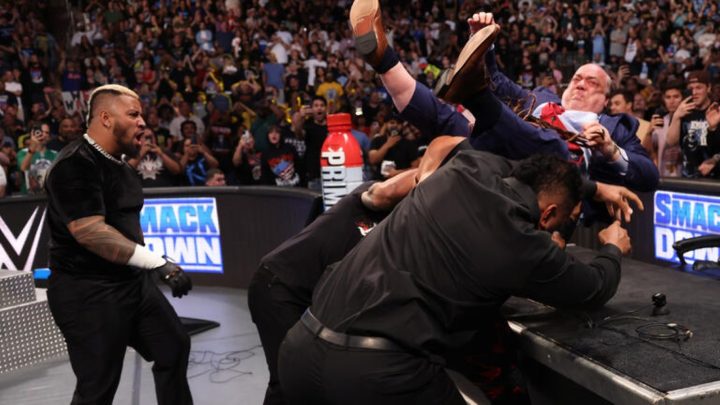 Un miembro de la familia Anoa'i reacciona cuando Bloodline elimina a Paul Heyman en WWE SmackDown