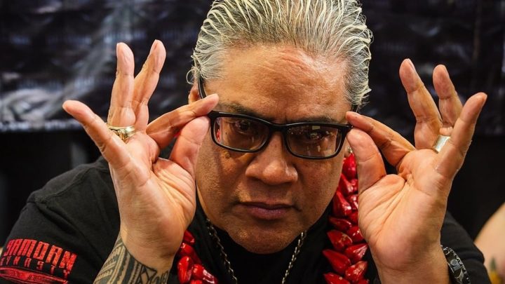 El miembro del Salón de la Fama de la WWE, Rikishi, evalúa a otros miembros de la familia Anoaʻi