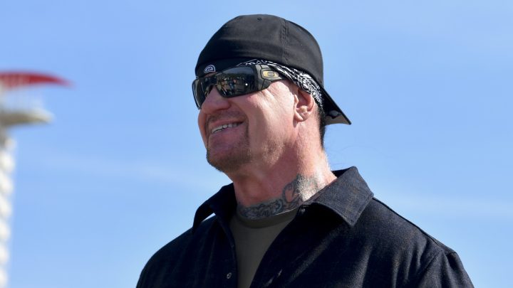 El miembro del Salón de la Fama de la WWE, The Undertaker, recuerda las veces que se vistió como Kane