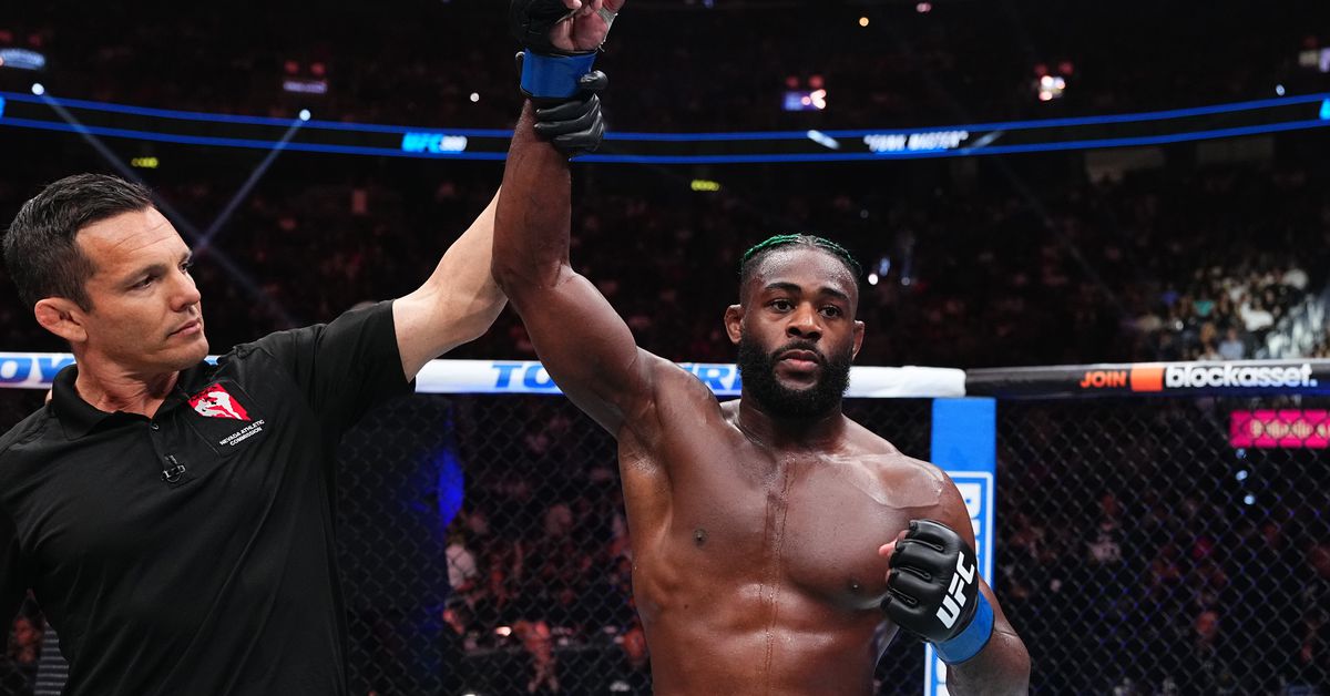 Aljamain Sterling pelea contra Movsar Evloev en UFC 307