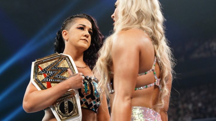 Bayley destruye el maletín MITB de Tiffany Stratton y le cuesta una victoria en WWE SmackDown