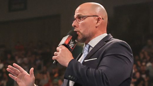 El gerente general de WWE Raw, Adam Pearce, hace dos combates mientras pasea a su perro