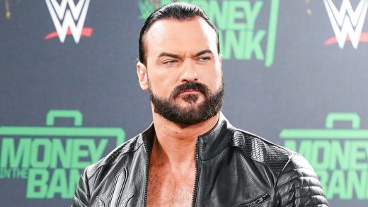 El gerente general de WWE Raw, Adam Pearce, se comunica descaradamente con Drew McIntyre para fijar una reunión