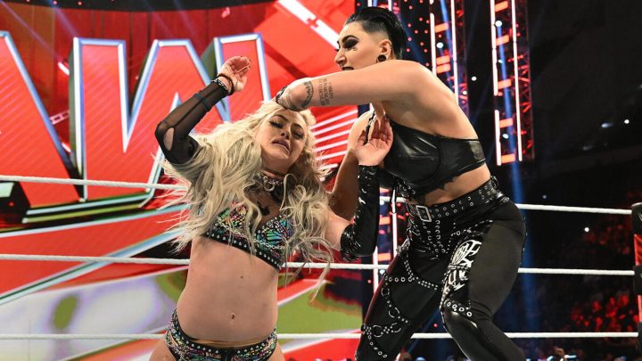 Jackie Redmond analiza el vestuario de la WWE: ¿Equipo Rhea o Equipo Liv?