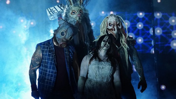 Los miembros de Wyatt Sicks se desenmascaran en el ring después de derrotar nuevamente a Chad Gable en WWE Raw